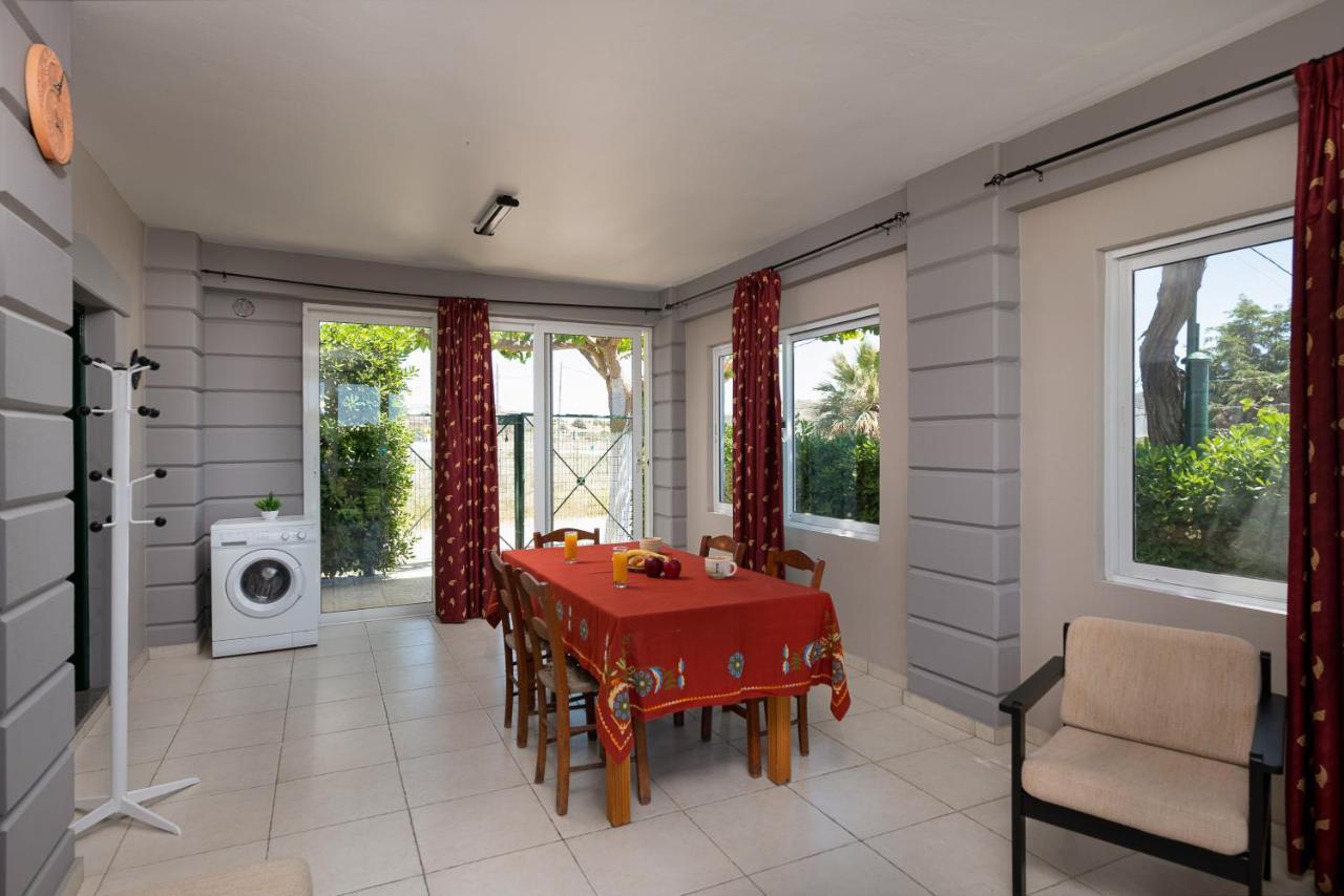칼라마키 Petrakis Afrathias Garden House 빌라 외부 사진