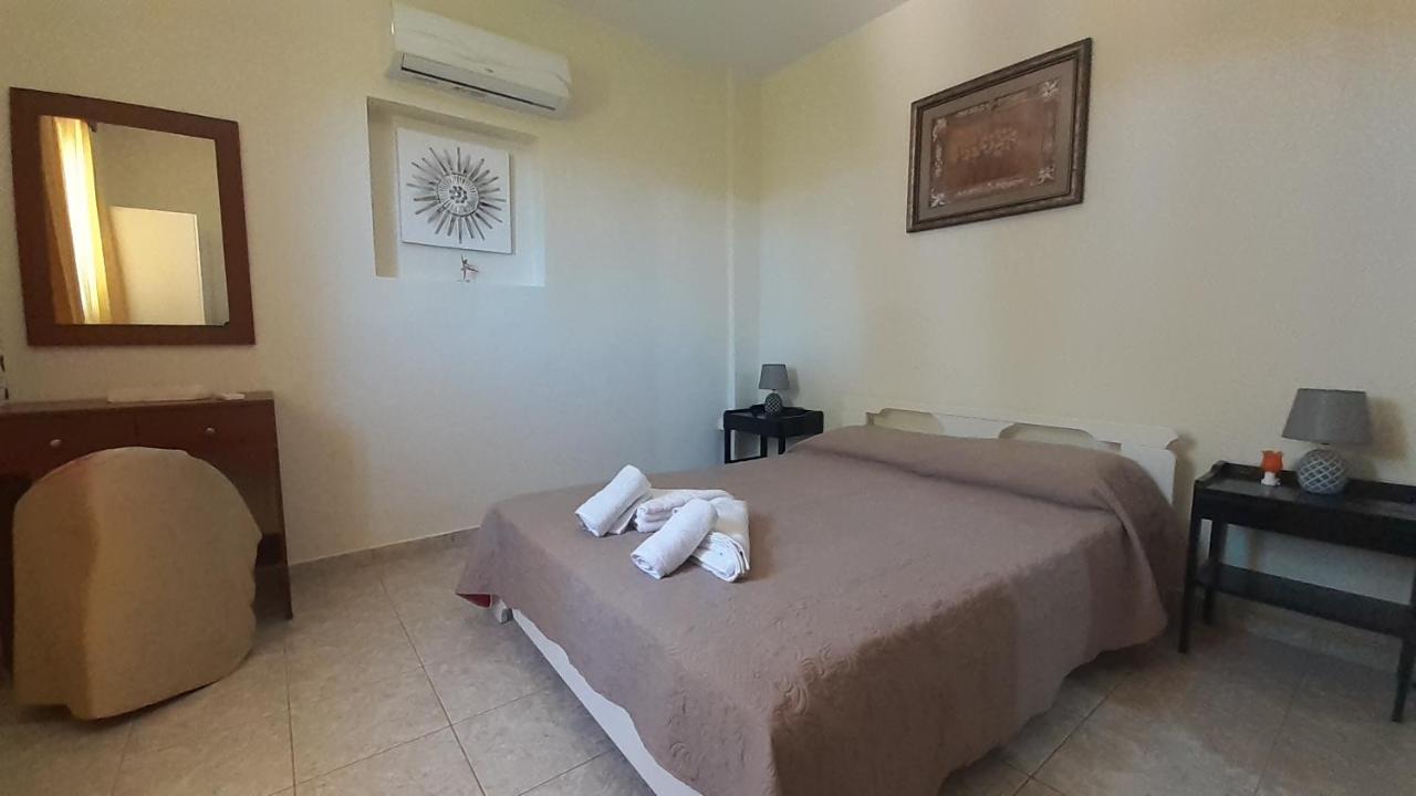 칼라마키 Petrakis Afrathias Garden House 빌라 외부 사진